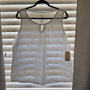 Brand New with Tags! St. John’s Bay White Tank Top – Classic & Versatile!